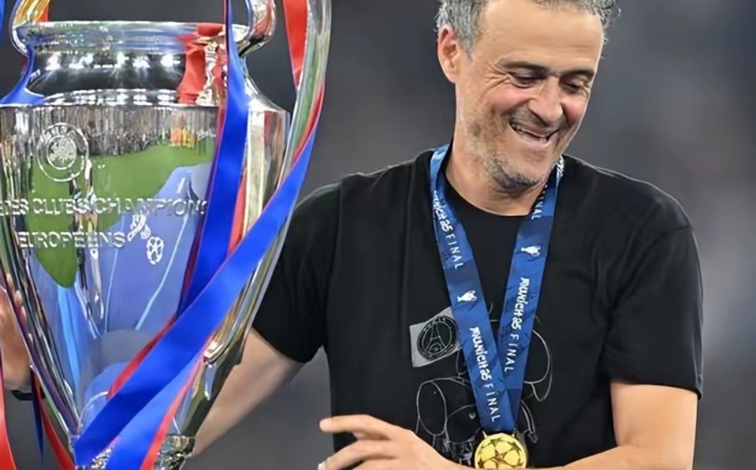 双赢平台关于巴黎圣日耳曼训练开放日，今夜门线救险引欢呼，足总杯在即，资深球员宣示担当的信息